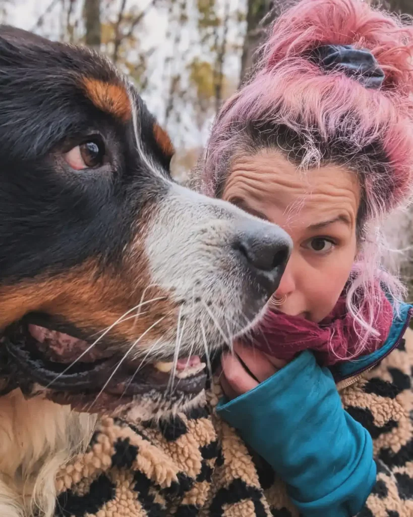 Portrait von Maren von Wake the dogs mit pinken Haaren und Berner Sennenhund